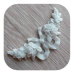 Arabesco Aplique Central Laço com Rosas em Resina