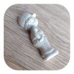 Menino com Boné Aplique em Resina 8,5cm - Imagem 3