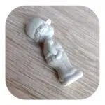 Menino com Boné Aplique em Resina 8,5cm - Imagem 3