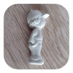 Menino com Boné Aplique em Resina