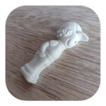 Menino com Boné Aplique em Resina 8,5cm - Imagem 2