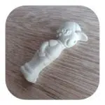 Menino com Boné Aplique em Resina 8,5cm - Imagem 2