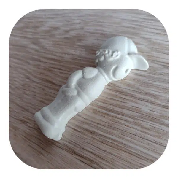 Menino com Boné Aplique em Resina 8,5cm - Imagem 2