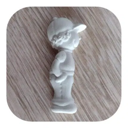 Menino com Boné Aplique em Resina