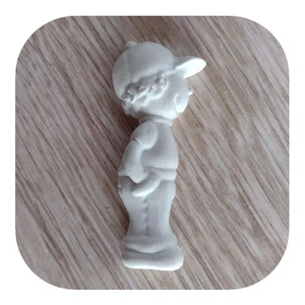 Menino com Boné Aplique em Resina