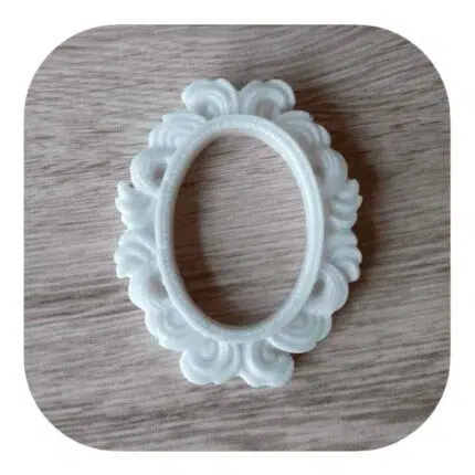 Moldura Oval Confeccionada em Resina