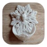 Porta Água Benta Divino Espírito Santo em Resina 14,5cm