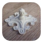 Puxador de Tampa Flor de Lis em Resina